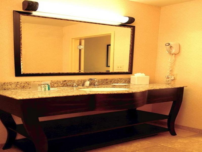 Hampton Inn & Suites Center Bagian luar foto