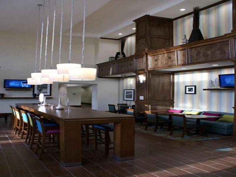 Hampton Inn & Suites Center Bagian luar foto