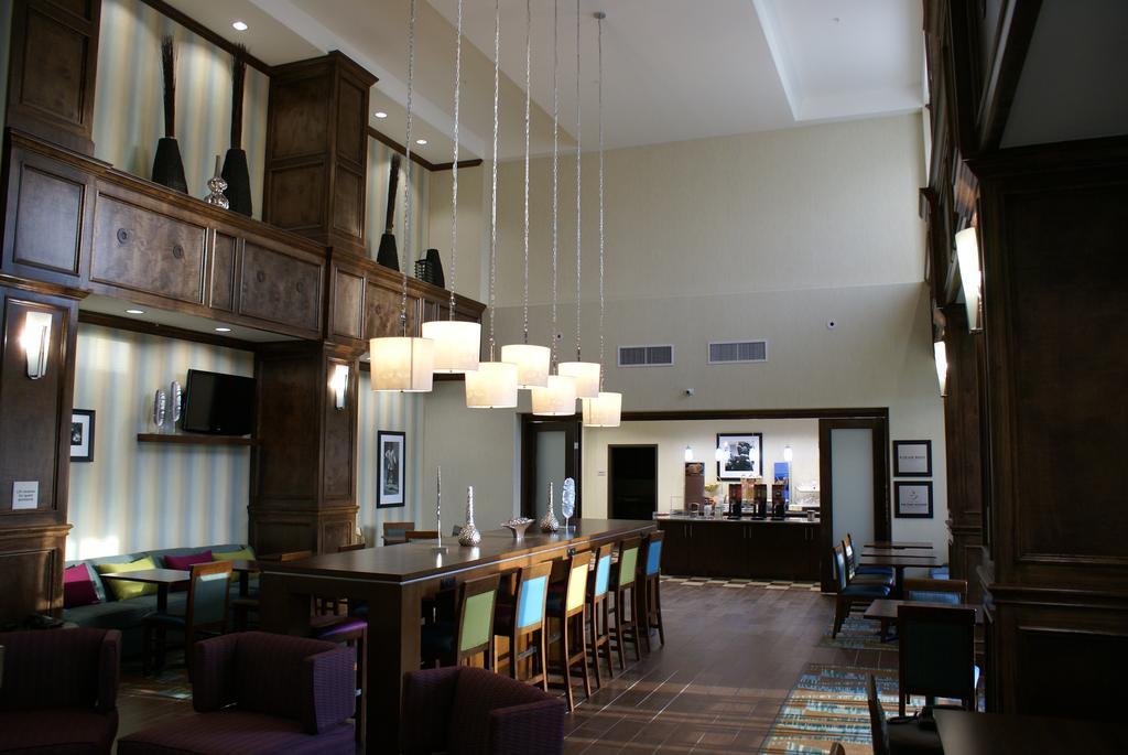 Hampton Inn & Suites Center Bagian luar foto